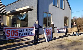 S.Skvernelis apsilankė Melnragėje i&scaron;dygusiame name, kurį Statybų inpekcija nori nugriauti