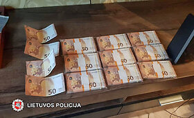Pareigūnams įkliuvo padirbtus banknotus internetu atsisiuntęs vyras