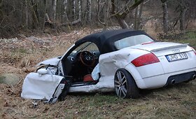 Avarija kelyje Kretinga-Jokūbavas: mirtinai parblok&scaron;tas beapsisukančio &bdquo;Audi TT&ldquo; vairuotojas