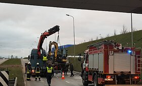 Avarija Klaipėdoje: priekaboje gabento traktoriaus strėlė užkliuvo už tilto