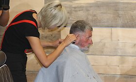 Tėvo dienos aidai: vyrų grožio salonas pasirūpino benamiais