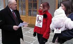Motinų mitingas prie Kauno apygardos prokuratūros.