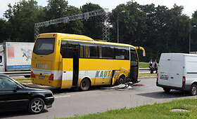 Kaune autobusas susidūrė su lengvuoju automobiliu
