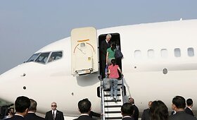 Clintonas atvyko i&scaron; &Scaron;iaurės Korėjos su paleistomis JAV žurnalistėmis