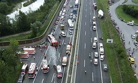 Austrijoje susidūrė autobusas su sunkvežimiu