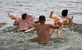 Rusijoje kasmetinis plaukimas su &bdquo;moterimi&ldquo;