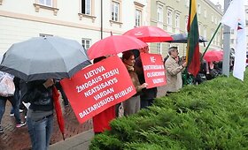Prie&scaron; A.Luka&scaron;enkos ir D.Grybauskaitės susitikimą prie prezidentūros piketuoja žmogaus teisių gynėjai 
