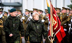 Prezidentė sėdo prie karinio &scaron;arvuočio vairo ir i&scaron;bandė net kulkosvaidį