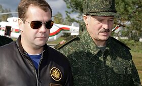 Medvedevas drauge su Luka&scaron;enka stebi karinių mokymų baigiamąjį etapą 