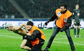 Futbolo rungtynėse Vokietijoje į aik&scaron;telę i&scaron;bėgo nuogalius