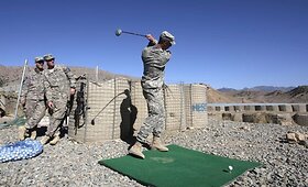 Afganistane kariai linksminasi žaisdami golfą