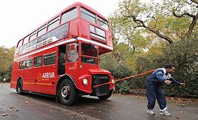 Autobusą nutempė plaukais