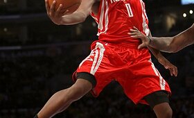 &bdquo;Lakers&ldquo; krep&scaron;ininkai nusileido &bdquo;Rockets&ldquo; 
