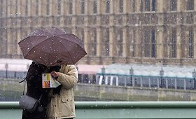 Didžiojoje Britanijoje nelauktai ėmė snigti