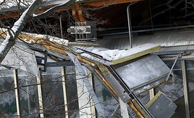 Taline dėl sniego nulūžo sporto komplekso karnizas