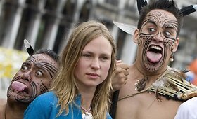 Maori genties žmonės &scaron;iltai pasitinka atvykėlius