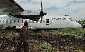 Indonezijoje sėkmingai laukuose nusileido keleivinis lėktuvas