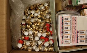 Nelegalaus alkoholio sandėlyje &ndash; degtinių &bdquo;Moskovskaya&ldquo;, &bdquo;Stolichnaya&ldquo;, &bdquo;P&scaron;eničnaja&ldquo; falsifikatai