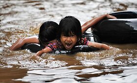 Liūtys Indonezijoje gatves pavertė baseinais vaikams