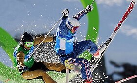 Olimpiadoje slidininkai susidūrė ore čiuoždami 80 km/val. greičiu (nuotraukos)