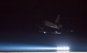 JAV erdvėlaivis &bdquo;Endeavour&ldquo; sėkmingai nutūpė Floridoje