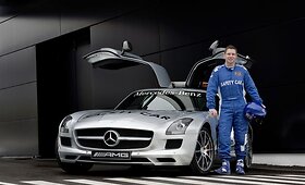 Naujasis &bdquo;Mercedes-Benz SLS AMG&ldquo; užima savo poziciją &bdquo;Formulėje-1&ldquo;