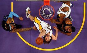 NBA: &bdquo;Lakers&ldquo; krep&scaron;ininkai įveikė &bdquo;Nuggets&ldquo; ekipą 