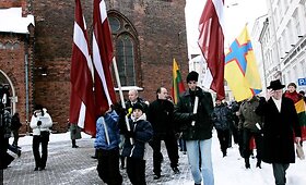 SS legiono atminimo eitynėse Rygoje &ndash; ir Lietuvos vėliavos 