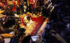 Tailande per protestus simboli&scaron;kai &bdquo;pralietas&ldquo; pirmasis kraujas