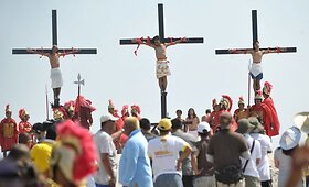 Filipinuose Didįjį penktadienį buvo nukryžiuota de&scaron;imtys žmonių