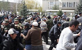 Bi&scaron;keke chaosas: uždaromi biurai, vaikomi demonstrantai, yra žuvusiųjų