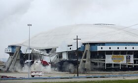 Po sprogdinimo Teksaso stadionas virto griuvėsių krūva