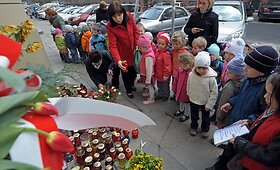 Pasaulis gedi žuvusiųjų per Lenkijos prezidento lėktuvo katastrofą