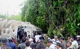 Indonezijoje leisdamasis &bdquo;Boeing 737&ldquo; subyrėjo į gabalus 