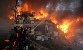 Filipinų lū&scaron;nynuose ugniagesiai kovojo su liepsnomis