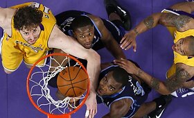 NBA lygos čempioną nuo Vakarų konferencijos finalo skiria dvi pergalės