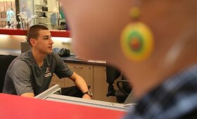 Jonas Valančiūnas kamuolį i&scaron;mainė į bilietų pardavėjo kėdę 