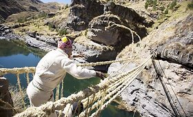 Peru vietos gyventojai stato tiltą i&scaron; žolės