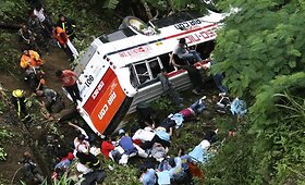 Filipinuose keleivinis autobusas nulėkė nuo skardžio