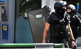 Atėnuose banko plė&scaron;ikas paleido įkaitus ir pasidavė policijai