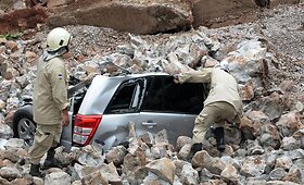 Hondūre automobilius trai&scaron;kė liūčių paplauta akmeninė siena