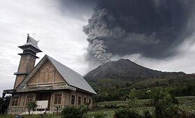 Indonezijos Sumatros saloje esantis ugnikalnis i&scaron;siveržė antrą kartą