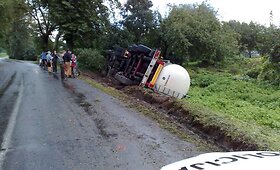 Lenkų vilkikas po avarijos Pagėgių kelią laistė pienu 