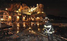 Italijoje po nuo&scaron;liaužomis gelbėtojai ie&scaron;kojo nukentėjusiųjų
