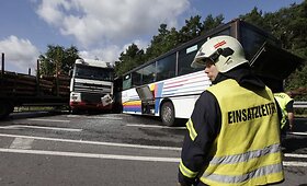 Vokietijoje &ndash; autobuso ir sunkvežimio avarija