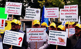 Statutiniai pareigūnai skelbia bado akciją