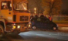 Susidūrė sunkvežimis ir 4 lengvosios