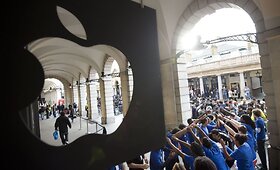 &bdquo;Apple&ldquo; gerbėjai &scaron;luoja pirmuosius &bdquo;iPhone 5&ldquo;