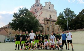 Grupių &bdquo;Biplan&ldquo; ir &bdquo;Bez bilieta&ldquo; muzikantai Vilniuje žaidė futbolą