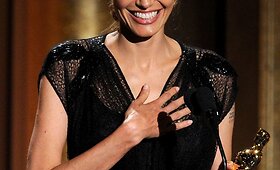 Angelina Jolie &bdquo;Oskaro&ldquo; garbės premijų įteikimo ceremonijoje